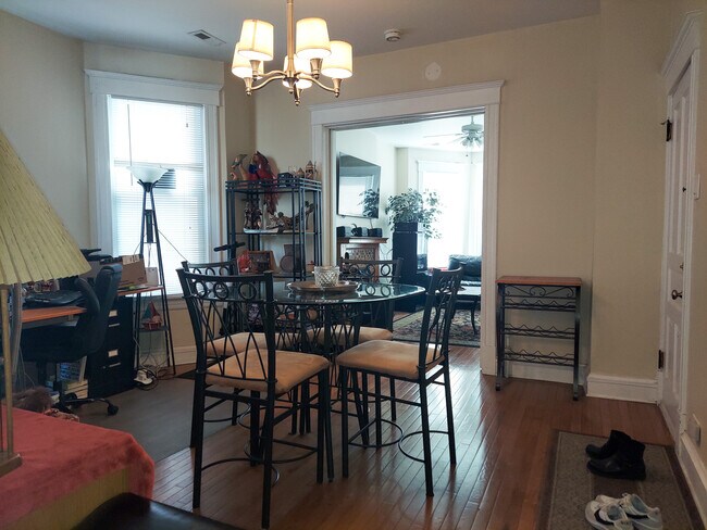 Foto del edificio - 1832 W Addison St