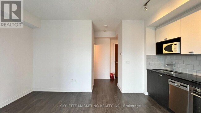 Photo du bâtiment - 275 Village Green Square