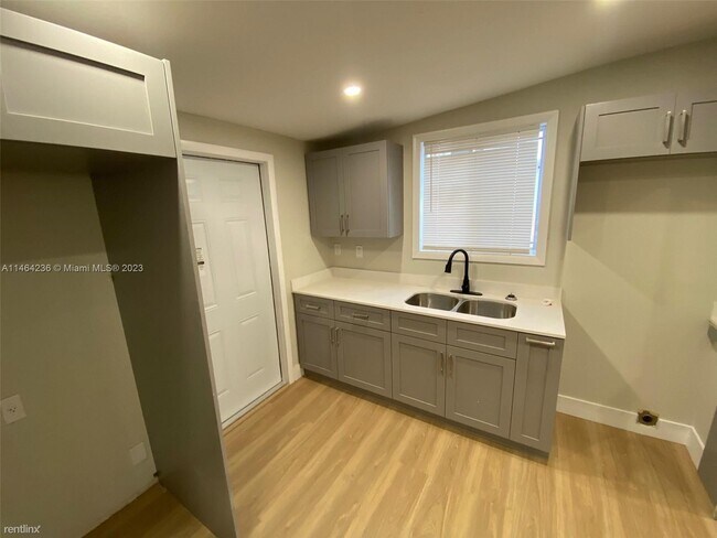 Foto del edificio - 3 br, 2 bath House - 3305 Pinewood Ave