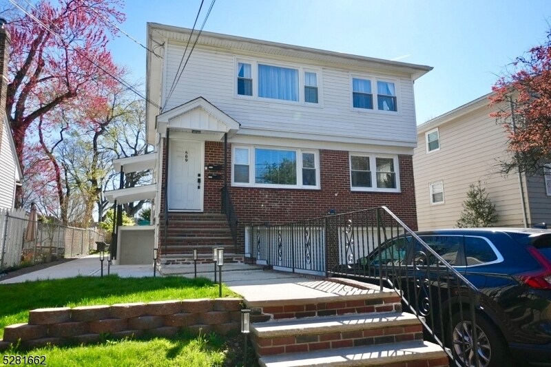 Primary Photo - 509 Broughton Ave