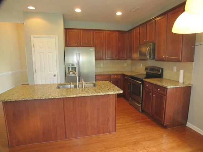 Foto del edificio - Beautiful move-in ready home located in th...