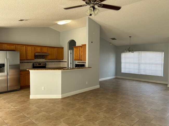 Foto del edificio - Deltona home - Move in ready.