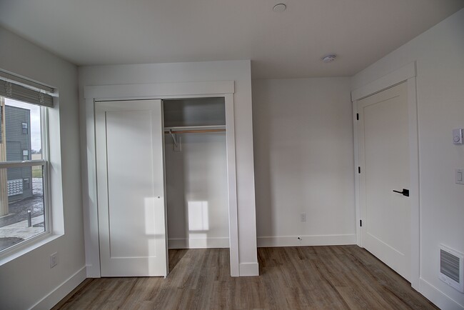 Building Photo - 715 Timberwolf Pky