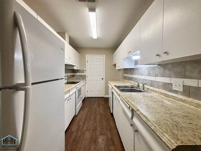 Foto del edificio - Nicely updated Duplex in Harmony Hills, ju...