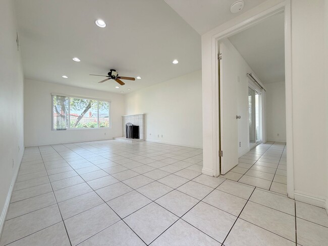 Building Photo - Single Story 3Bed Interior Location Large Yard