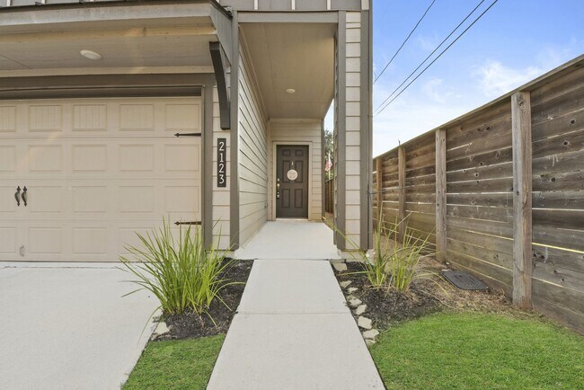 Foto del edificio - Spacious 4BR/3.5BA Home with In-Law Suite ...