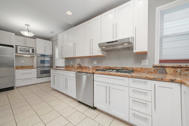 Foto del edificio - 2035 W Dickens Ave