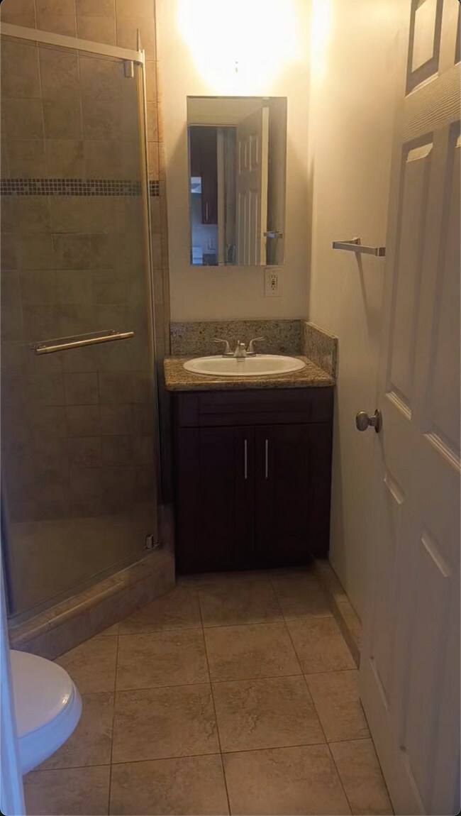 Baño - 13137 Hartland St