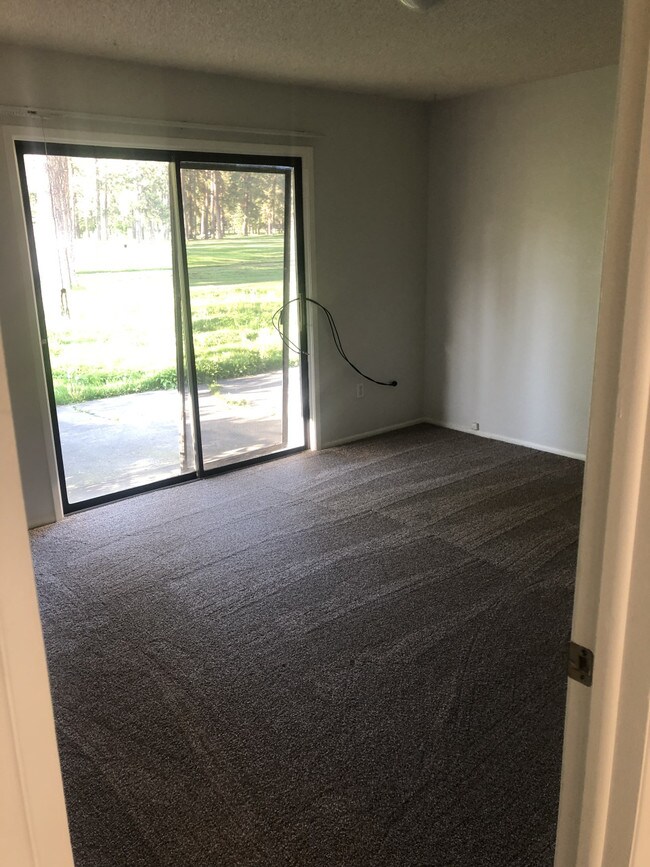 Building Photo - Fairway Drive Duplex