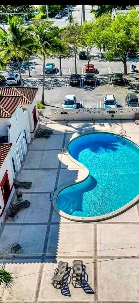 Piscina y casa club con gimnasio. - 6709 N Kendall Dr