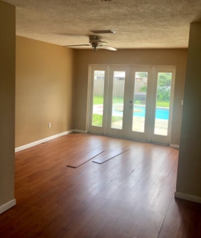 Foto del edificio - 1203 Oakwood Ln