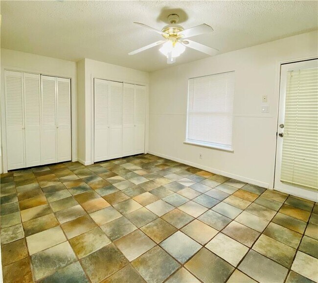 Building Photo - 8207 Red Oak Cir S
