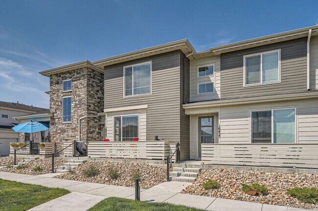 Building Photo - Modern 3-Bed, 2-Bath Townhome with Spaciou...