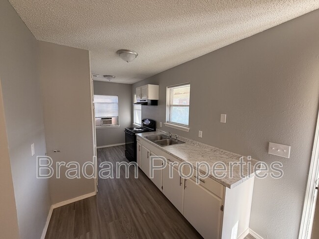 Building Photo - 1615 N Main St