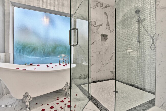 Foto del edificio - 5714 E Paradise Ln