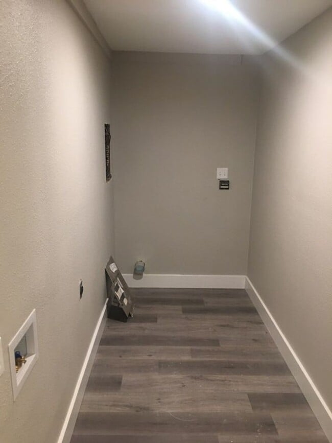 Building Photo - 3160 Chatsworth Dr