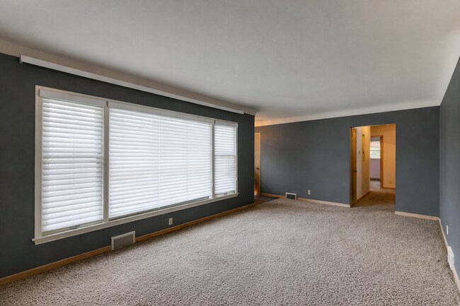 Building Photo - JUNE MOVE IN- SAINT CATHERINES- 6 BEDROOM