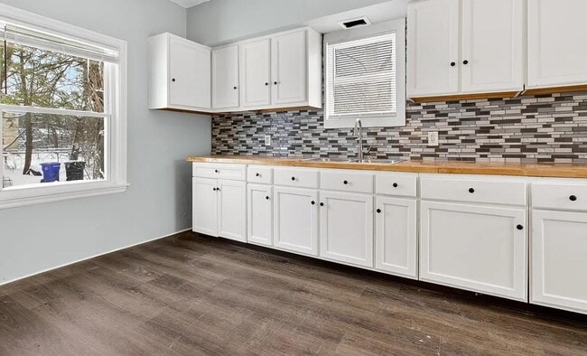 Foto del edificio - 9716 Sophia Ave