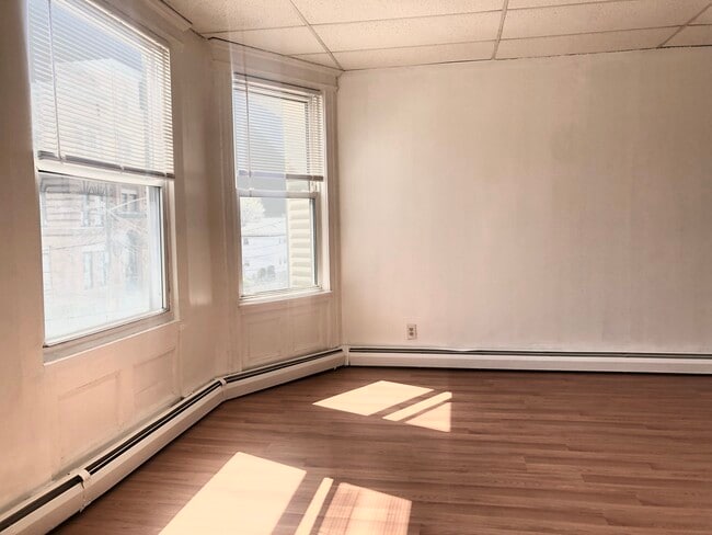 Master Bedroom Natural Light - 520 N 3rd St