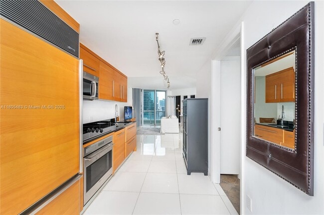 Building Photo - 475 Brickell Ave