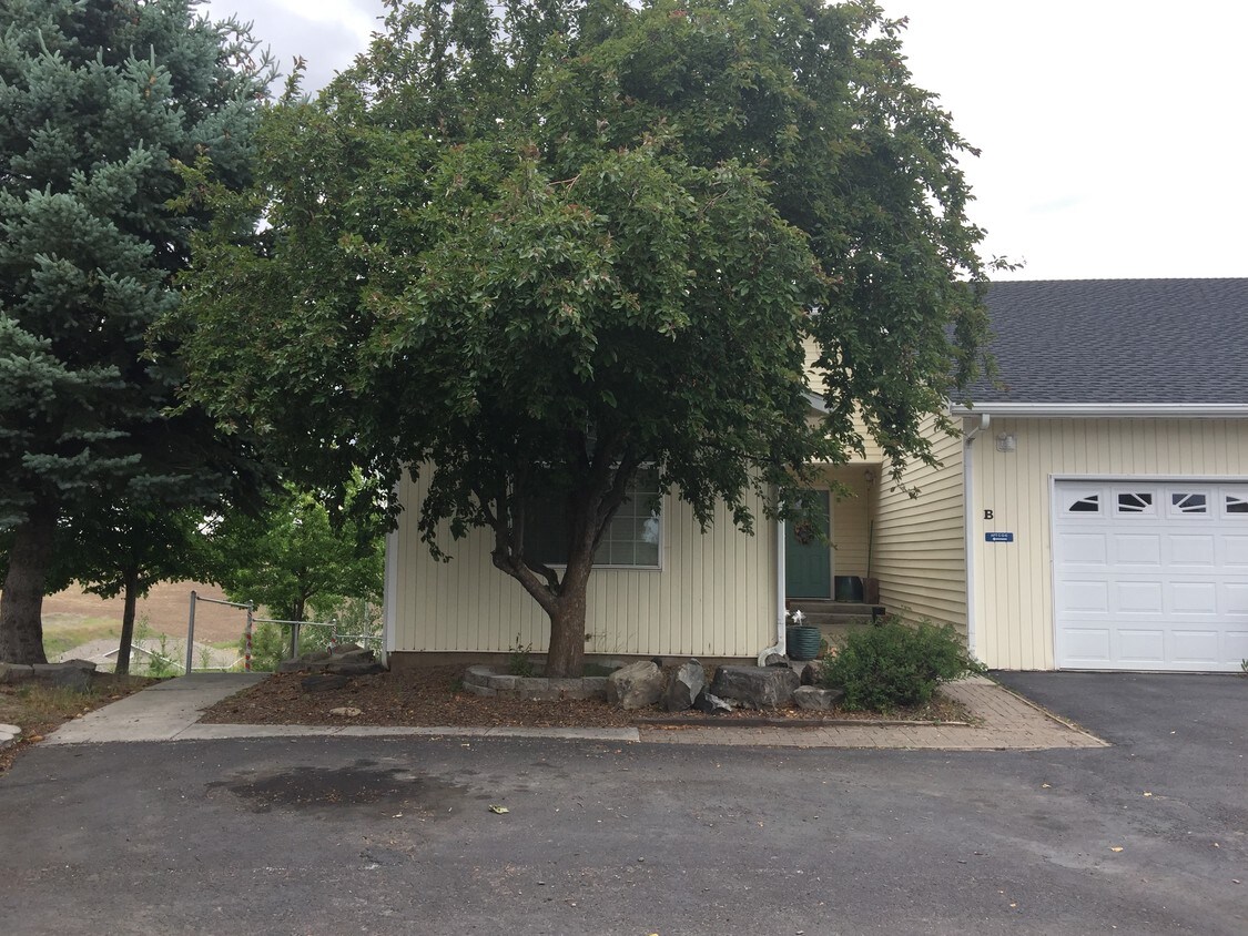 mature landscaping - 1038 W C St