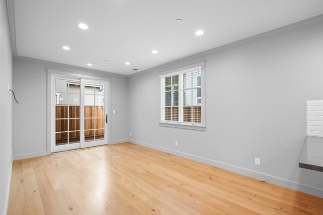 Building Photo - 615 N San Mateo Dr
