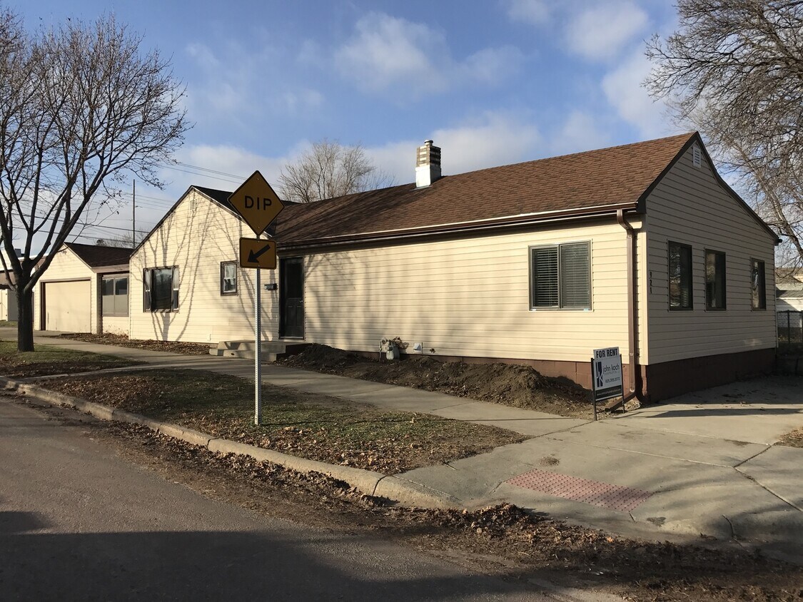 Primary Photo - Spacious 4 bed 2 bath ranch home with two ...