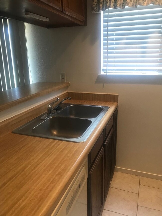 Building Photo - Updated One Bedroom Condo