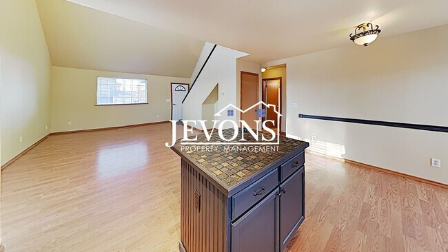 Foto del edificio - Charming home just steps from transit, par...