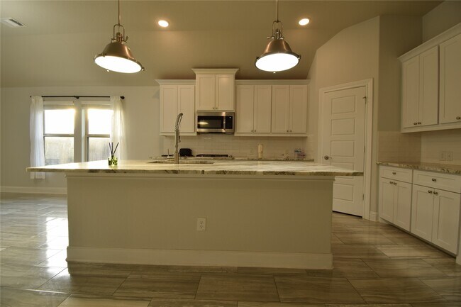 Building Photo - 16643 Highland Country Dr