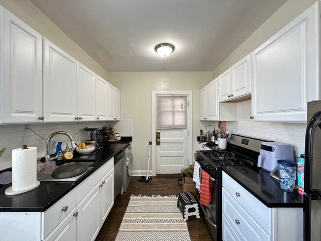Building Photo - 3819.5 N Greenview Ave