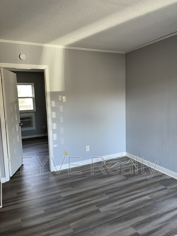 Building Photo - 1215 Mosstree Rd