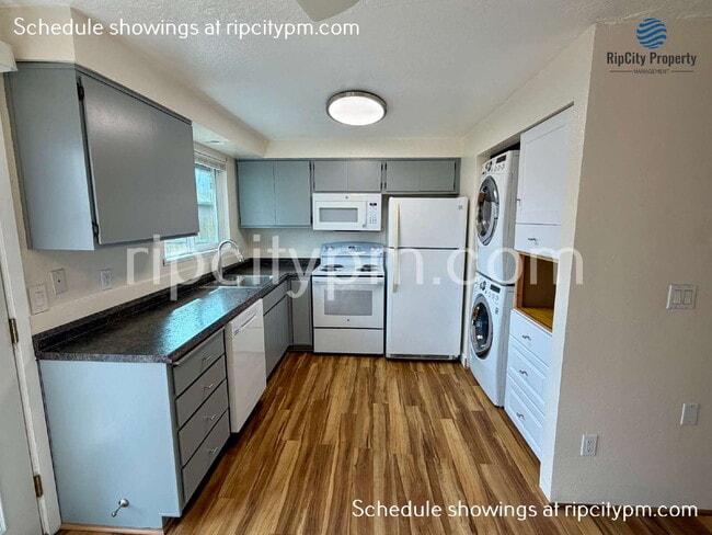 Building Photo - 11837 SE Gladstone St