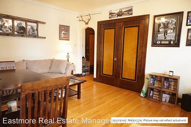 Foto del edificio - 4468 N Oakland Ave