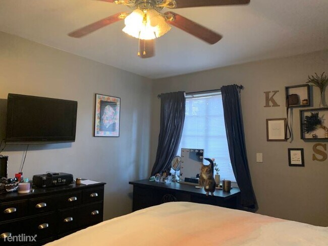 Foto del edificio - 2 br, 1 bath Apartment - 3018 Oak St