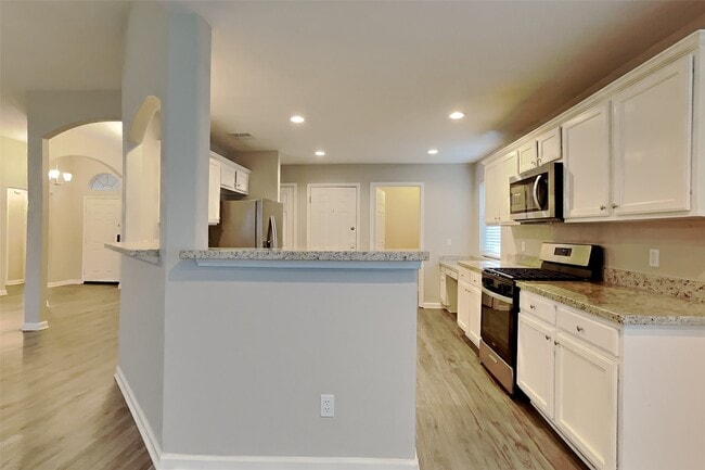 Building Photo - 8831 Aberdeen Oaks Dr