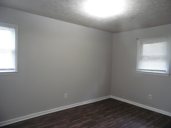 Foto del edificio - 2801 Easthills Dr