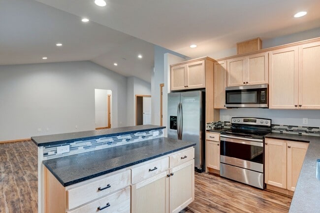 Building Photo - 253 Sunset Dr