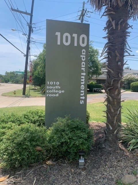 Primary Photo - 1010 S College Rd
