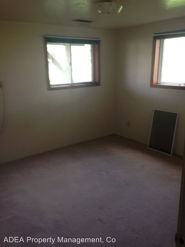 Building Photo - 3 br, 1.5 bath House - 24 Russell Court South
