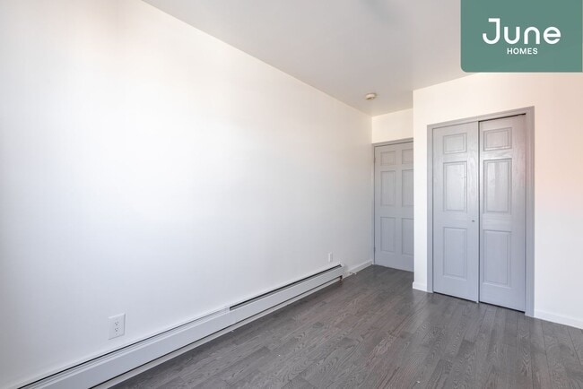 Building Photo - Queen room in 4-bed/2.0-bath Home