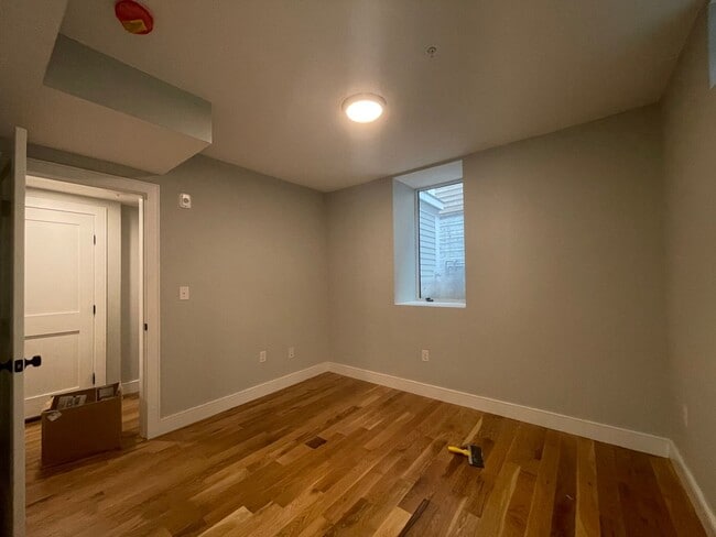 Building Photo - No Brokers Fee, In-Unit Laundry, Central Heat/AC,Recently Renovated,  Parking for Rent