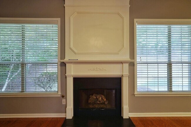 Building Photo - 4231 Glenlake Pkwy NW