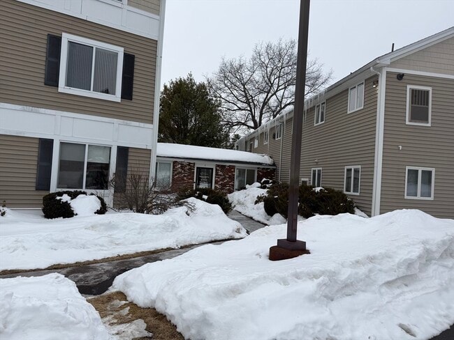 Building Photo - 1565 Main St