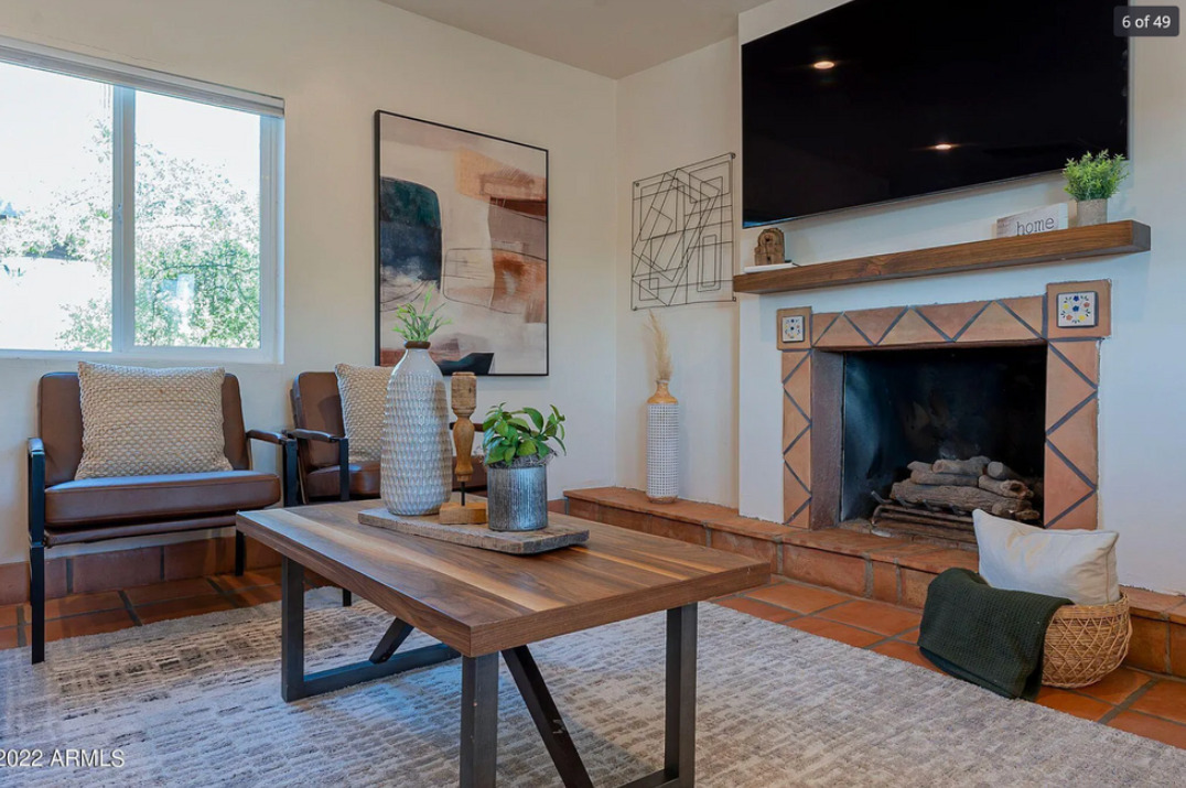 Sala de estar con chimenea y HDTV - 5418 E Yolantha St