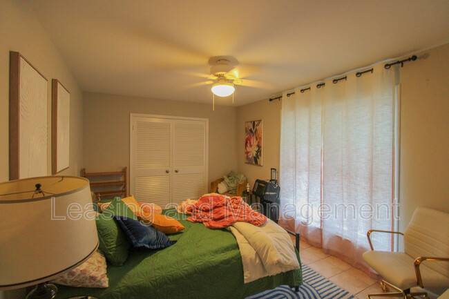 Building Photo - 867 Colony Dr