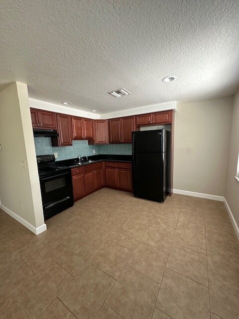 Foto del edificio - 3118 Pine Tree Ave