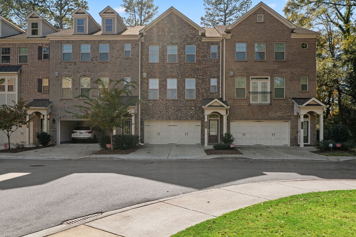 4 BEDROOM TOWNHOME IN CHAMBLEE! - 4 BEDROOM TOWNHOME IN CHAMBLEE!