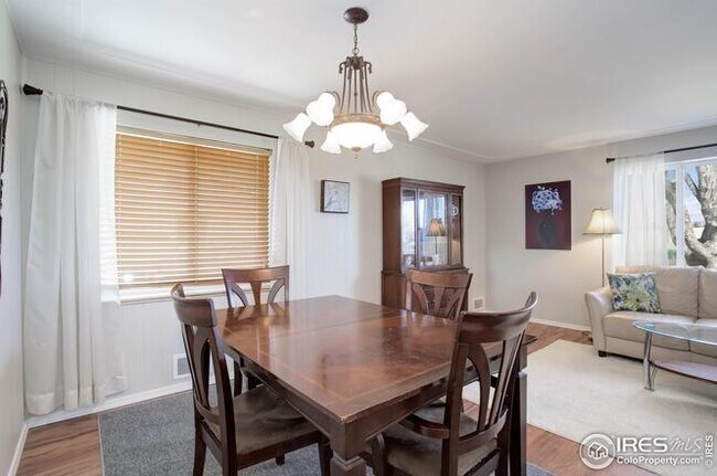 Foto del edificio - 690 W Elmhurst Pl