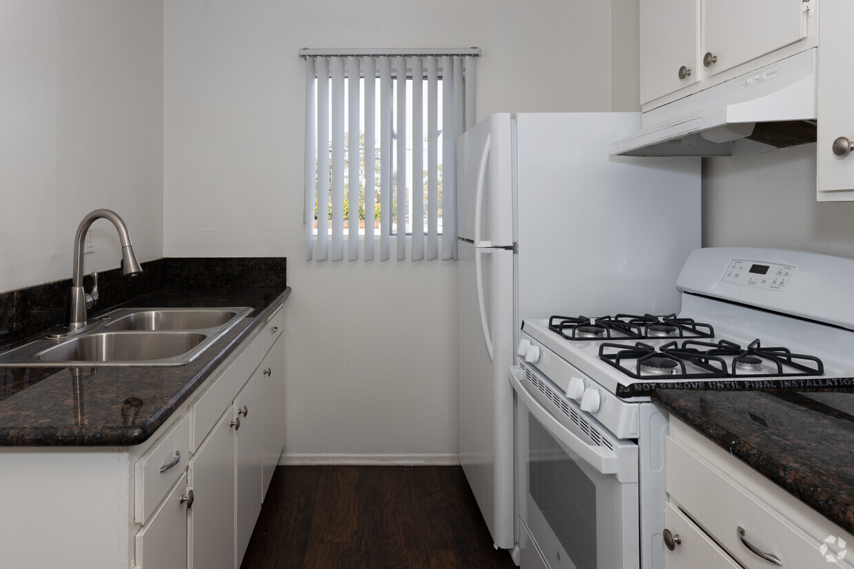 Colonial House Apartments - Apartments in Los Angeles, CA | Westside